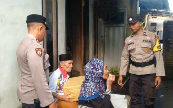 Hari Bhayangkara ke-79, Polsek Kediri Bantu Warga Lansia di Kediri Selatan