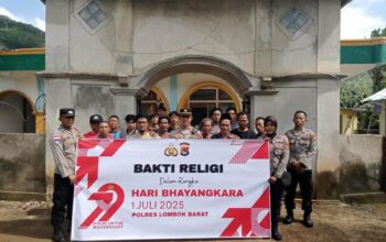 Polri Dekat Masyarakat: Polsek Sekotong Adakan Aksi Sosial di Taman Sejati