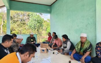 Bhabinkamtibmas Kedaro Kawal Penyaluran Bibit untuk Kemandirian Pangan Sekotong