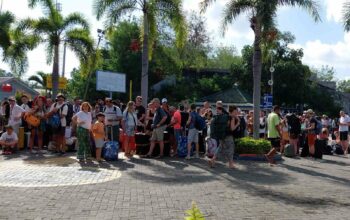 Pelabuhan Lembar Padat Wisatawan Asing, Imbas Penutupan Fast Boat Akibat Cuaca Buruk