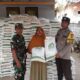 Bhabinkamtibmas Polsek Woha Mengawal Pendistribusian Bantuan Beras Bagi Warga Binaannya