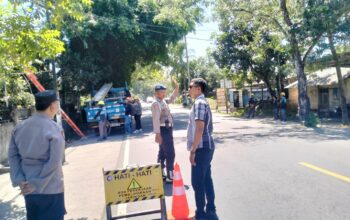 Polsek Lembar Cegah Pohon Tumbang di Jalan Utama Datu Kedaro