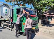 Polsek Pelabuhan Lembar Bagikan Bendera Merah Putih kepada Sopir Truk Sambut HUT RI ke-80