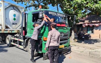 Polsek Pelabuhan Lembar Bagikan Bendera Merah Putih kepada Sopir Truk Sambut HUT RI ke-80