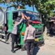 Puluhan Sopir Truk di Pelabuhan Lembar Terima Bendera Merah Putih dari Polisi