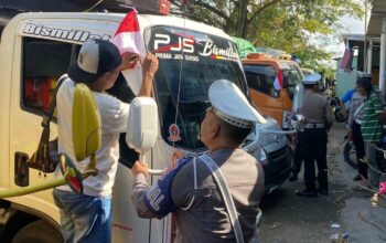 Tugu Tank Gerung Jadi Titik Patriotisme: Polantas Bagikan Bendera Merah Putih