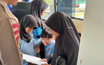 Kapal Patroli Polairud Jadi Klinik & Perpustakaan Terapung di Lembar