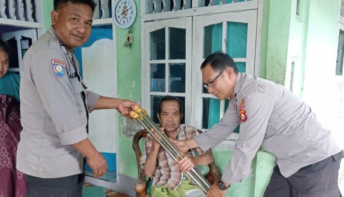 Polri Hadir untuk Masyarakat: Bantuan Tongkat Disalurkan di Desa Lembar Selatan, Lombok Barat