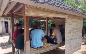 Bhabinkamtibmas Sekotong Gencar Edukasi Manfaatkan Pekarangan untuk Ketahanan Pangan