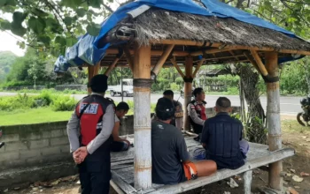 Empat Personel Polsek Sekotong Patroli Dialogis di Gunung Ketapang